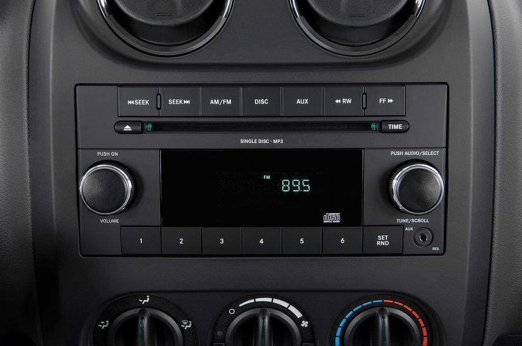 Jeep Compass (Baujahr 2010) Sport 5 Türen Radio und Infotainmentsystem