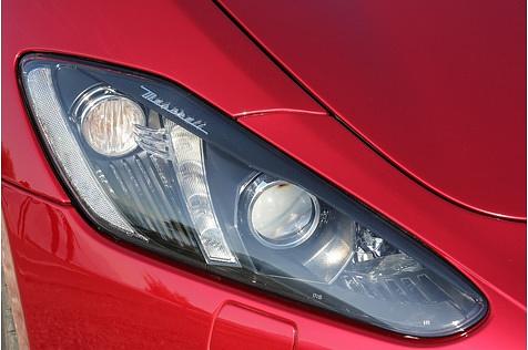 Die schmalen Scheinwerfer sind Bi-Xenon