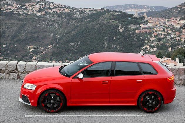 Zu erkennen ist der RS 3 unter anderem an neuen Stoßfängern und einem Dachspoiler