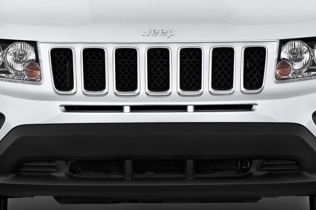 Jeep Compass (Baujahr 2011) Sport 5 Türen Kühlergrill und Scheinwerfer
