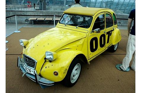 \"In tödlicher Mission\" entkommt Bond in einem Citroen 2CV seinen Häschern (Bild Viehmann)