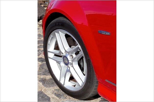 Serienmäßig ist der C 220 CDI mit 16-Zoll-Leichtmetallfelgen unterwegs. Wer das AMG-Sportpaket ordert (3.462 Euro) bekommt 17-Zöller