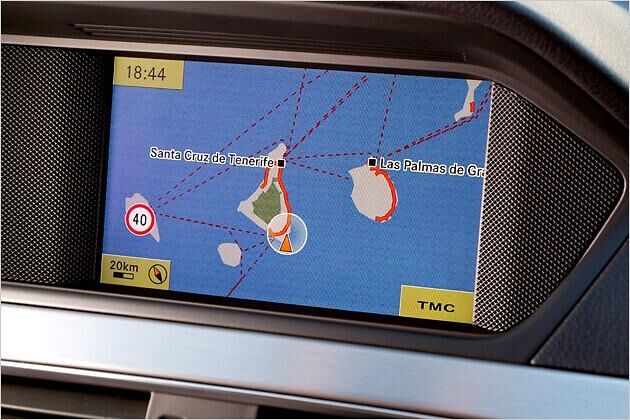 Der Navi-Bildschirm sitzt jetzt unter der seitlich verlängerten Instrumenten-Hutze