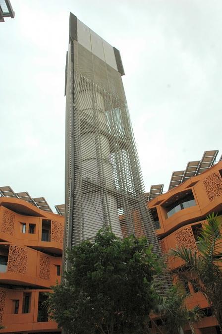 Masdar City: 45 Meter hoher Windturm zur Kühlung eines Platzes. Der Wind wird mit beweglichen Klappen optimal eingefangen, nach unten geleitet und zur Kühlung benutzt