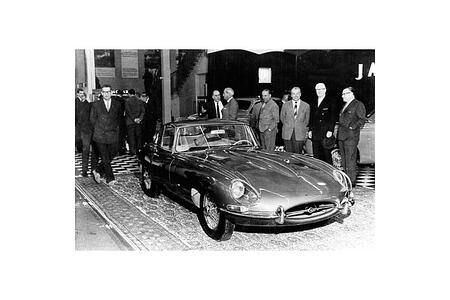 Jaguar E-TYPE wird 50: Katze mit großer Sprungkraft