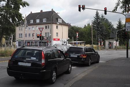 Studie: Verkehrsfluss an Ampeln - Eng ist ineffizient Studie: Verkehrsfluss an Ampeln - Eng ist ineffizient