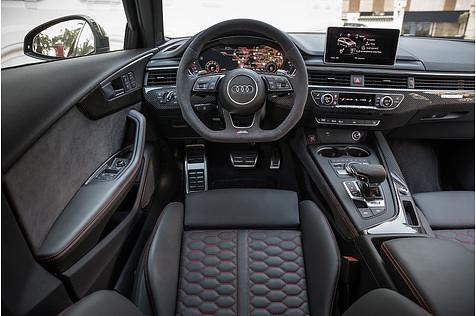 Das Cockpit des Audi RS4 Avant