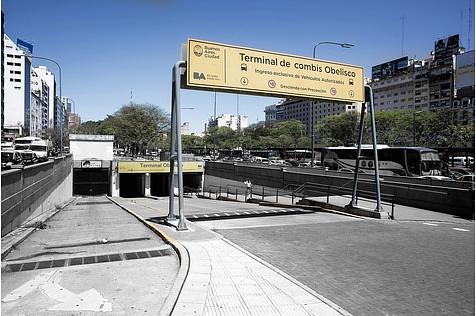 Der unterirdische Busbahnhof befindet sich unter der \"Avenida 9 de Julio\"