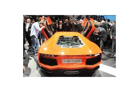 Der neue Lamborghini Aventador interessiert Der neue Lamborghini Aventador interessiert