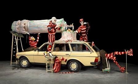 Die Installation „Der Handwerker-Kombi“
und das klassische Holzfällerhemd mit
Outfits von Henrik Vibskov.