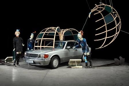 Die Installation „Die graue Eminenz und
das globale Spiel der Macht“ mit Outfits
von Peter Pilotto.