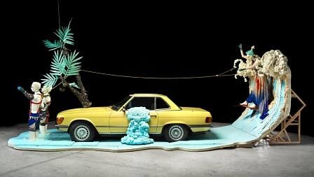 Die Installation „Der Lifestyle-Roadster und
der legendäre Playboy“ mit Outfits von
Bernhard Willhelm
