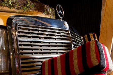 T-Modell wird Liebling betuchter Familien: Die Installation „Der Handwerker-Kombi
und das klassische Hozfällerhemd“.