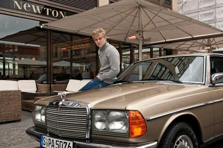 Fast eine Hauptrolle: 
Coupé-Klassiker 230 CE mit Matthias Schweighöfer, dem neuen Stern am deutschen Kinohimmel
