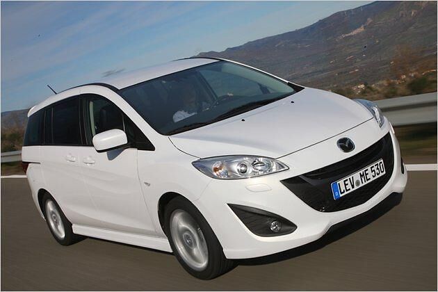Vorne besitzt der Mazda 5 das aktuelle Markengesicht, wie es auch die Modelle 3 oder 6 tragen