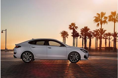 Das nach hinten abfallende Dach verleiht dem Hyundai i30 Fastback die Anmutung eines Coupes