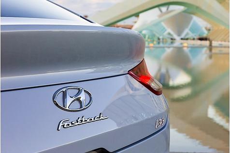 Der Heckspoler des Hyundai i30 Fastback ist Teil der Heckklappe