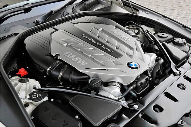 Der TwinTurbo-Achtzylinder des 650i Cabrio leistet 407 PS