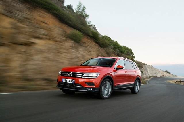Wer den langen Tiguan als Fünfsitzer bestellt, also auf die dritte Sitzreihe bewusst verzichtet, dem stehen üppige 760 Liter Ladevolumen zur Verfügung