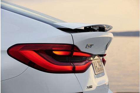 BMW 640i xDrive Gran Turismo - der Heckspoiler fährt elektrisch aus