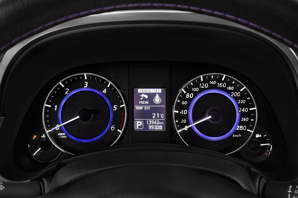 Infiniti QX70 (Baujahr 2015) S 5 Türen Tacho und Fahrerinstrumente