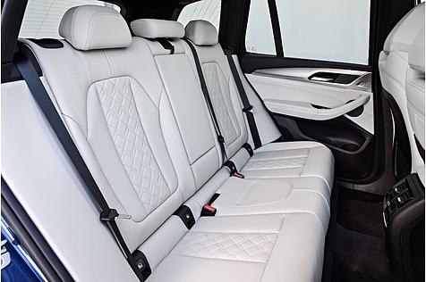 BMW X3 M40i xDrive - das Platzangebot ist gut, doch die Rückbank könnte komfortabler sein