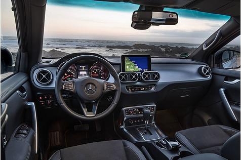 Mercedes hat sich Mühe gegeben, das Cockpit aufzufrischen