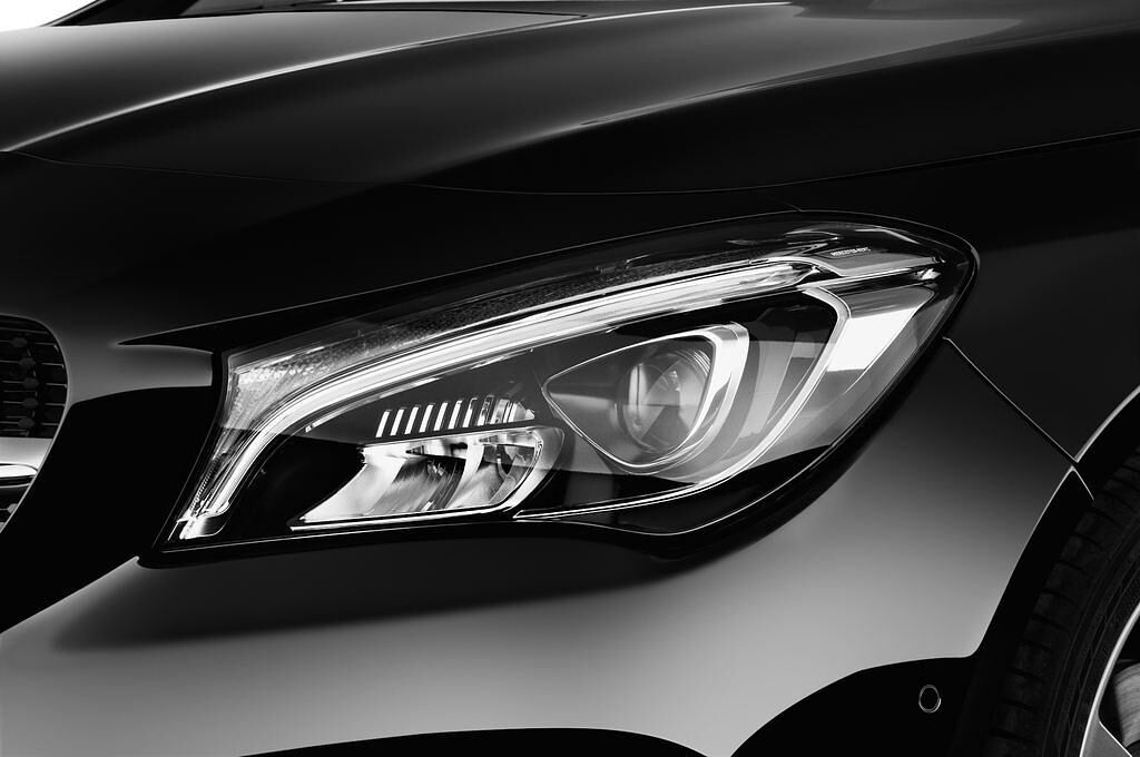 Mercedes CLA Shooting Brake (Baujahr 2017) Urban 5 Türen Scheinwerfer