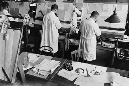Werksaufnahme von 1926: Hier werden Scheinwerfer am Reißbrett konstruiert.