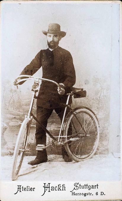 1890 ist Firmengründer Robert Bosch - ganz fortschrittlich - mit dem Fahrrad unterwegs.