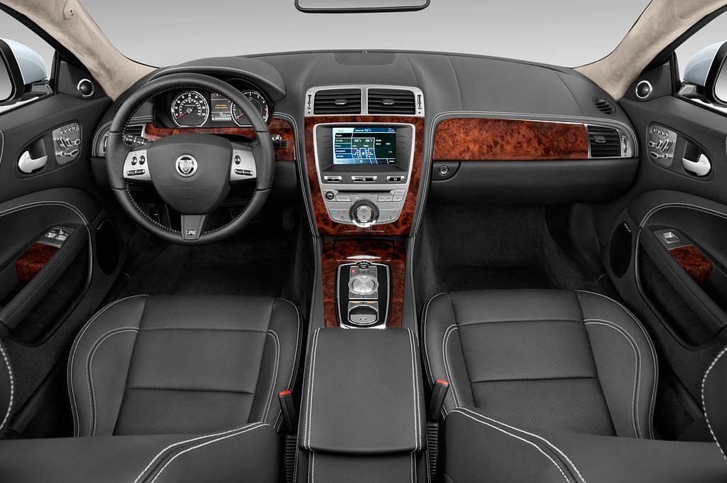 Jaguar XK Series (Baujahr 2012) R 2 Türen Cockpit und Innenraum