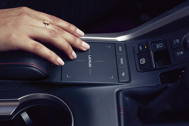 Neben den in reichlicher Anzahl vorhandenen Tasten operiert man mit einem Touchpad, um der wahrlich vielen Funktionen Herr zu werden