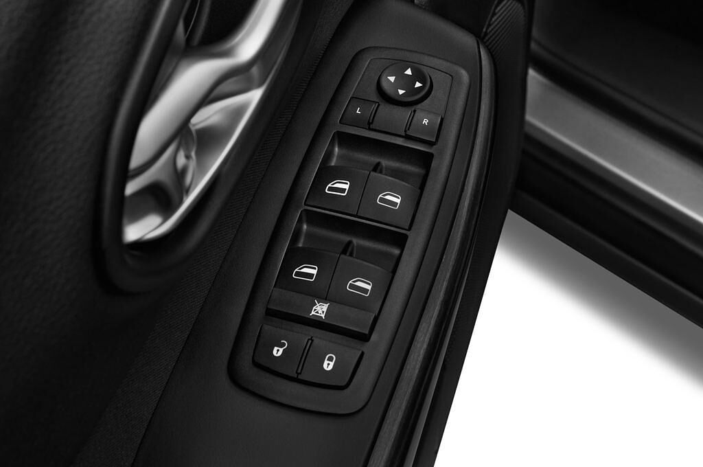 Jeep Cherokee (Baujahr 2014) Longitude 5 Türen Bedienungselemente Tür
