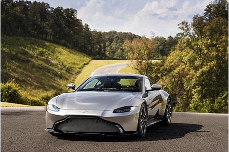 Aston Martin Vantage - Dynamischer Handschlag