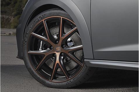 Der Seat Leon Cupra R läuft auf 19-Zoll-Leichtmetallfelgen