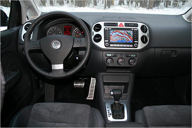 Schwarzes Plastik und Alu: Das Cockpit des CrossGolf