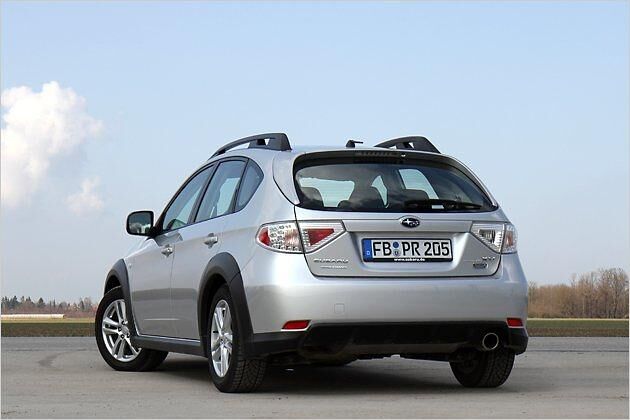 Am Heck fällt der seitlich heruntergezogene Dachspoiler auf
