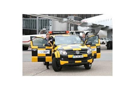 VW Amarok als neues Follow-me-Fahrzeug auf dem Hannover-Airport