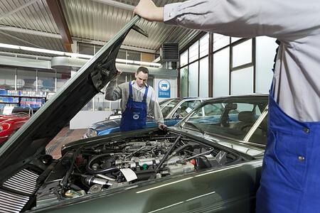 Oldtimer bei der HU - Rüstige Auto-Rentner