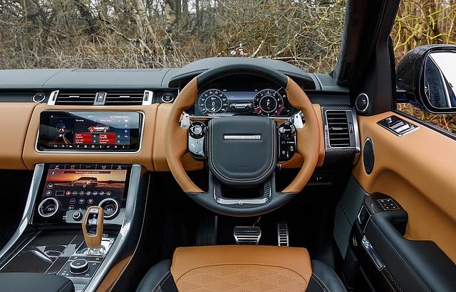 Der Arbeitsplatz im Range Rover Sport SVR: übersichtlich aber lernbedürftig