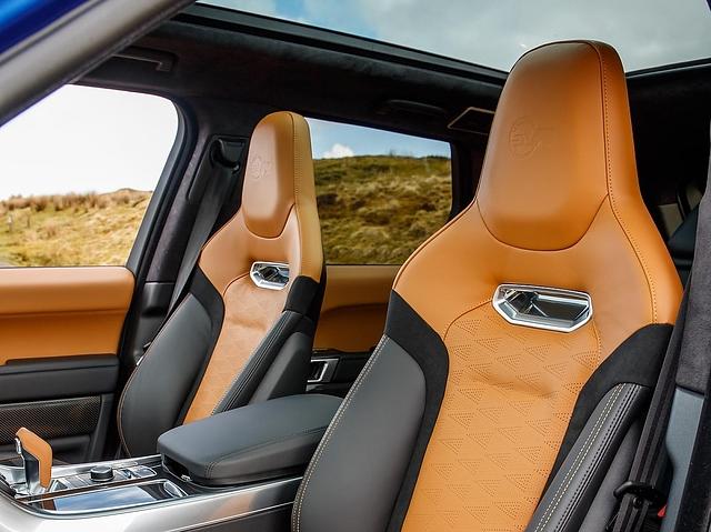 Bequeme Sportsitze im Range Rover Sport SVR