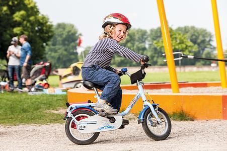 Ratgeber: Wie Kinder Radfahren lernen - Besser ohne Stützräder Ratgeber: Wie Kinder Radfahren lernen - Besser ohne Stützräder