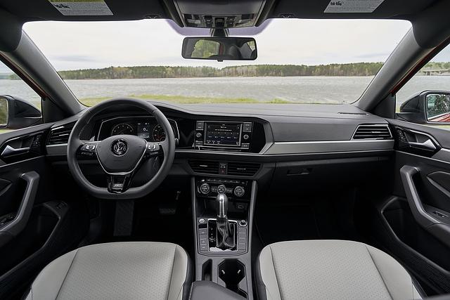 Der Innenraum des VW Jetta 1.4 TSI 2019 USA