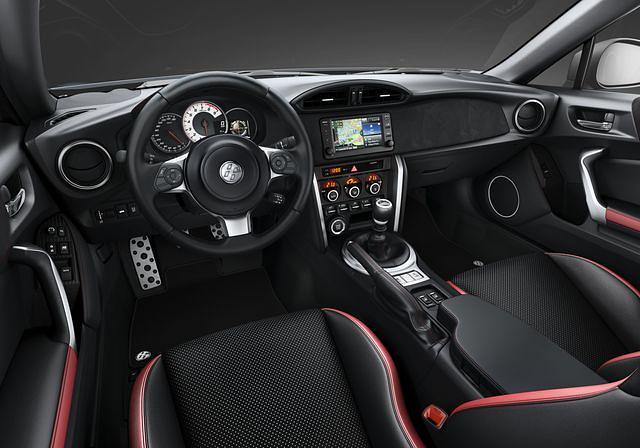 Das mit viel Leder und Alcantara ausgeschlagene Cockpit lässt sich wahlweise mit roten oder grauen Akzenten aufhübschen