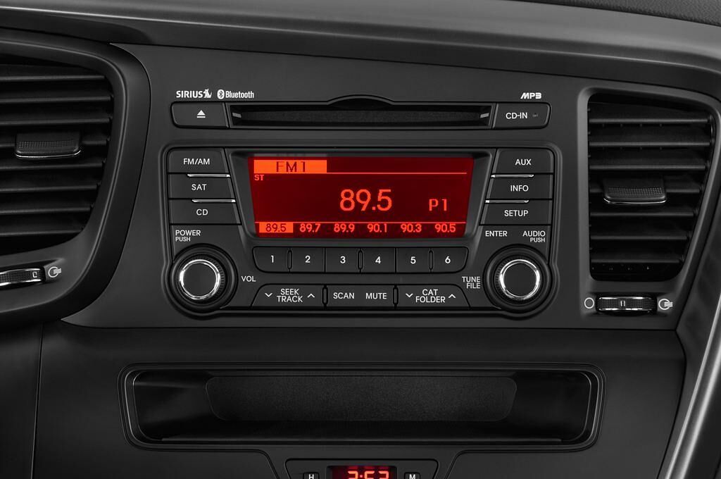 Kia Optima (Baujahr 2012) Attract 4 Türen Radio und Infotainmentsystem