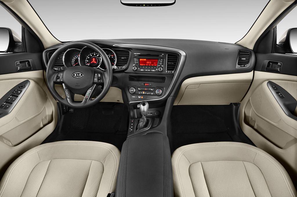Kia Optima (Baujahr 2012) Attract 4 Türen Cockpit und Innenraum
