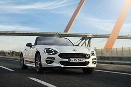 Fiat 124 Spider - Mit Rallyestreifen und LED-Licht
