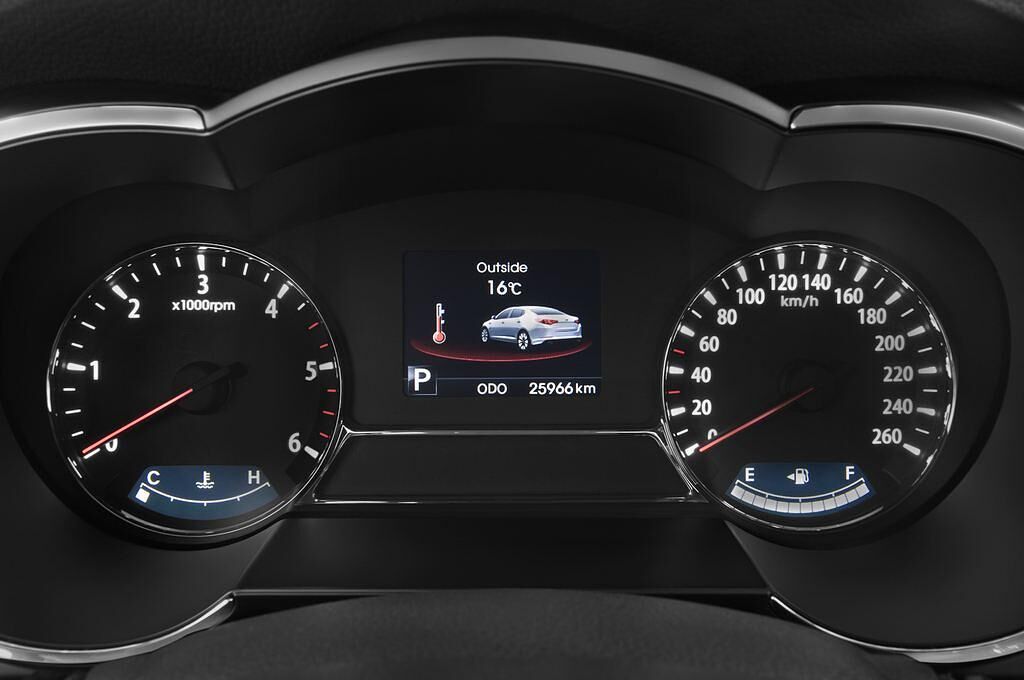 Kia Optima (Baujahr 2013) Attract 4 Türen Tacho und Fahrerinstrumente