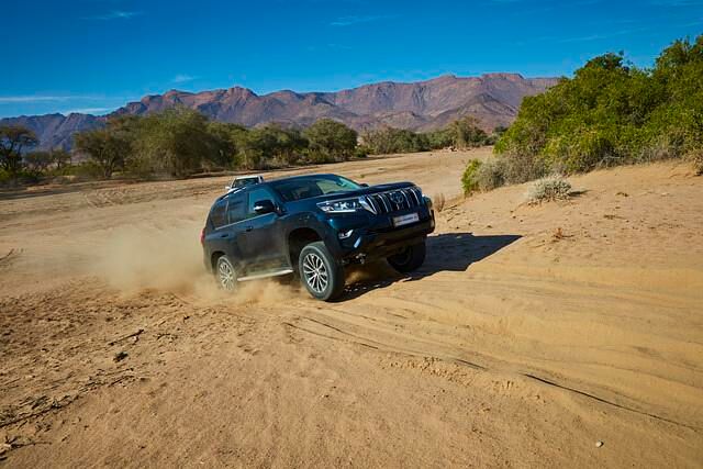 Die jüngste Generation des Offroad-Urgesteins Land Cruiser kommt mit veränderter Optik, neuen Fahrprogrammen für extremes Gelände und weiter verfeinertem Innenraum daher