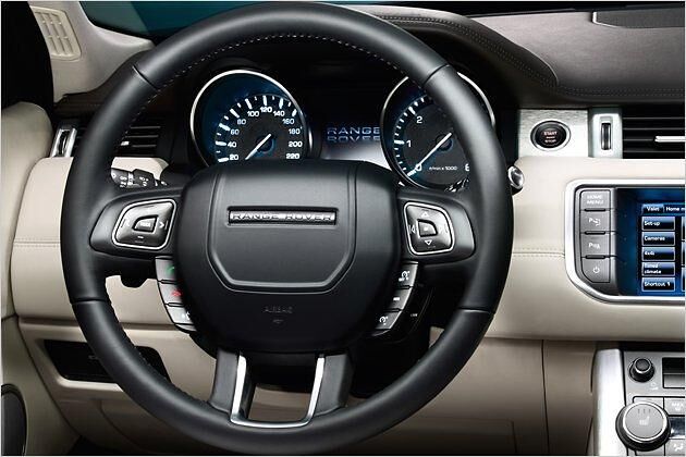 Auch der Kleinste ist innen ein typischer Range Rover: Gerade Linien dominieren
